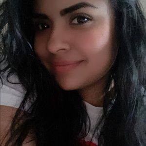 Meet your Posher, Larissa